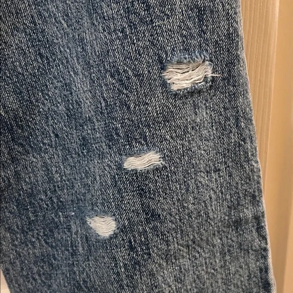 NWOT Junior’s Cropped Straight Leg Distressed Light Wash Jeans Size 5/26 - Picture 6 of 11